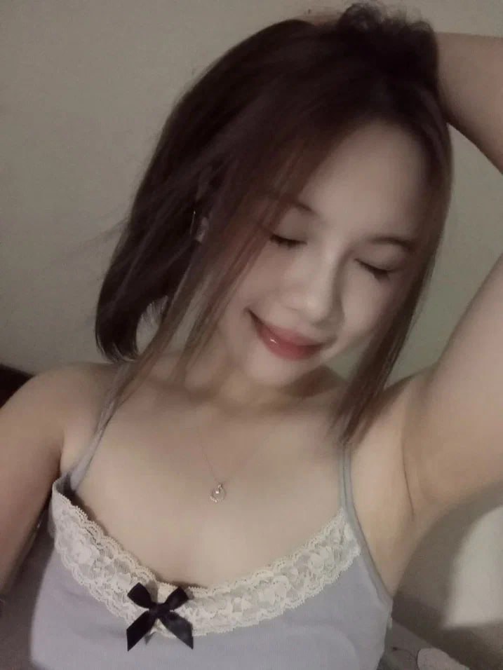 Shenliepa "Tiểu Phi Đàm Hoa" đã hẹn gặp một nữ sinh mặc đồng phục đặc biệt lẳng lơ ~ một con bướm xinh đẹp hiếm có, bị địt một cách thô bạo...
