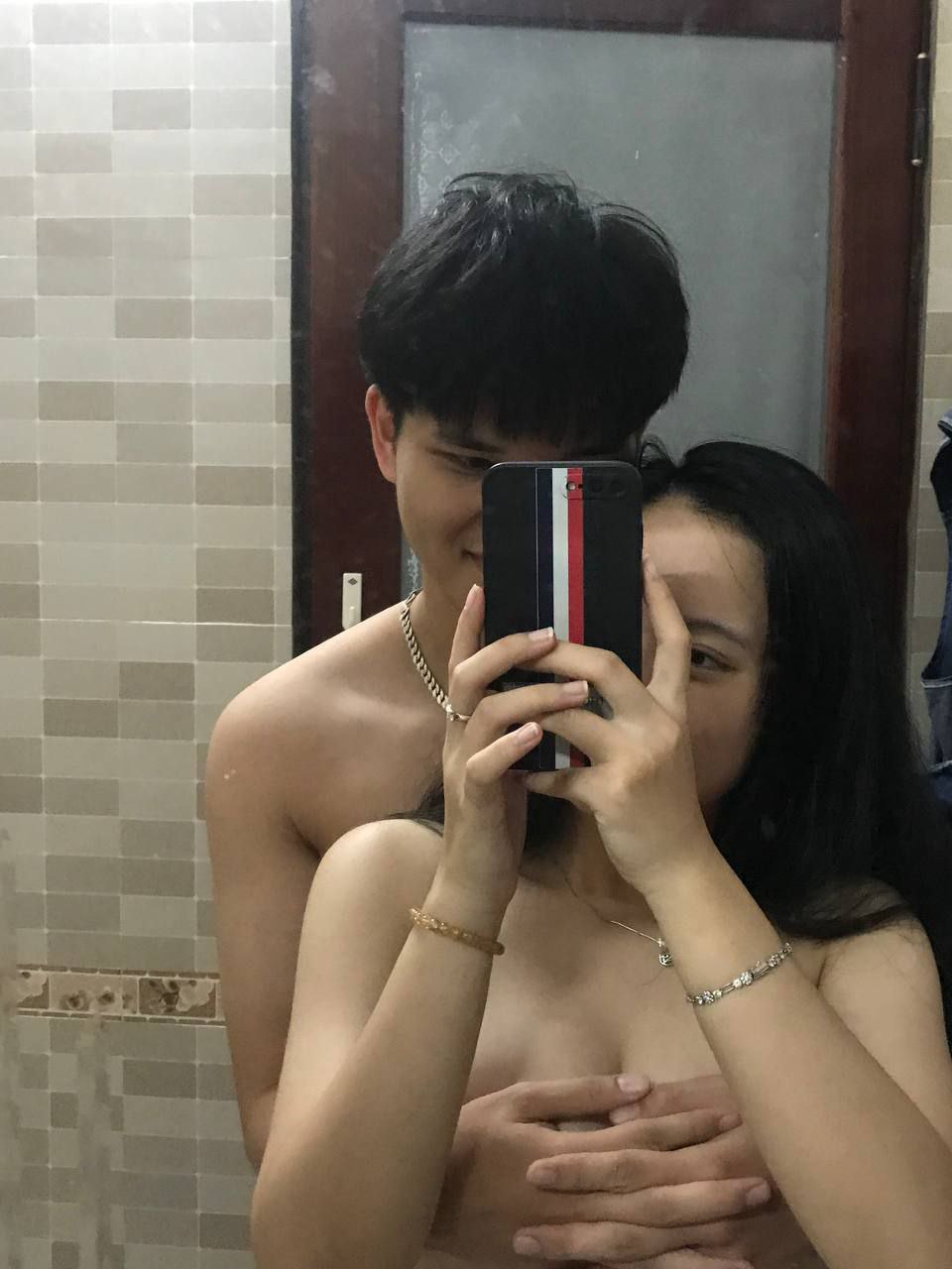 Bố dượng không thoát được trước cô con gái quá mức yêu nghiệt