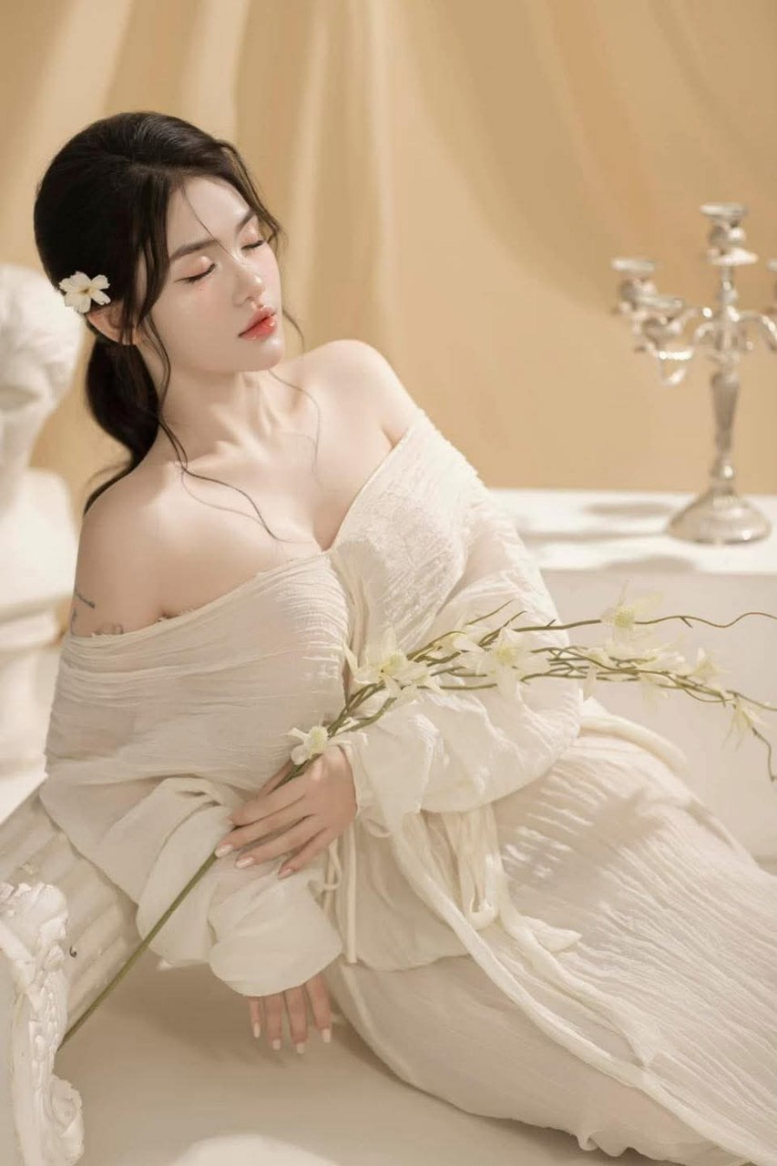 Cô gái tóc vàng xinh đẹp với cái mông đẹp muốn quan hệ tình dục nồng nhiệt