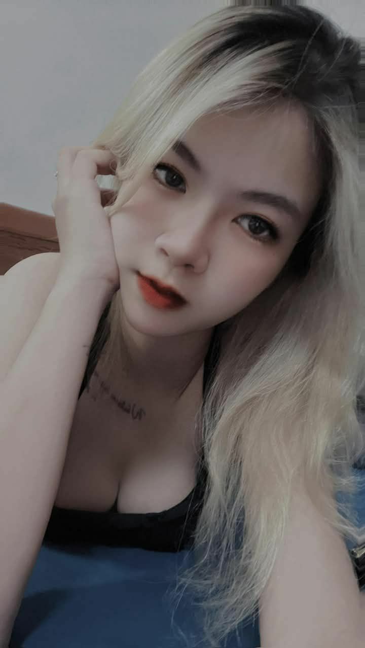 Hẹn hò trực tuyến phản bội bạn trai để làm việc bán thời gian cô gái trẻ học sinh